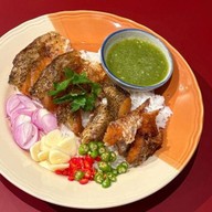 ชูโรงกะเพราเดือดไข่กรอบ Churong Bangkok