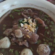 ชามสุข ก๋วยเตี๋ยวเรือหมู และเนื้อวากิว  โคราช