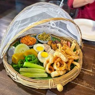 เมนูของร้าน ขนมจีนต้นก้ามปู นวลจันทร์ .