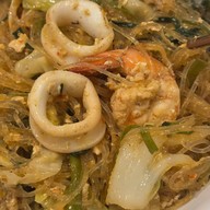 บ.เบนซ์ ราดหน้ายอดผัก สุกี้ - สี่พระยา 🍜🌾 บางรัก