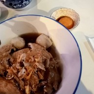 เมนูของร้าน ก๋วยเตี๋ยวเนื้อวัว ซา หลัก เก้า ถนนพระเทพ