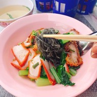 ชายสี่ บะหมี่เกี๊ยว ชายสี่บะหมี่เกี๊ยว (ลุงแหลม)