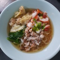 เมนูของร้าน สหชัย บะหมี่เกี๊ยวปูหมูแดง