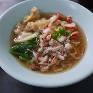เมนูของร้าน สหชัย บะหมี่เกี๊ยวปูหมูแดง
