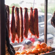 ข้าวหมูแดง 100 ปี นายกี่