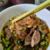 ก๋วยเตี๋ยวเลียงป้าติ๊ด ท่าใหม่