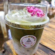 เมนูของร้าน The Hidden Falls ในสวนลับ