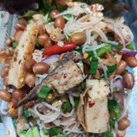 ยำแหนมข้าวทอด พงษ์เพชร