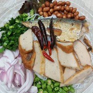 ยำแหนมข้าวทอด พงษ์เพชร