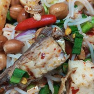 ยำแหนมข้าวทอด พงษ์เพชร