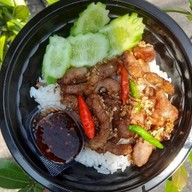 ข้าวหมูทอด..นางเลิ้ง