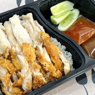 ข้าวมันไก่ตอนบุญทวี กะเพราถาด ข้าวขาหมู ปตท.(ขาเข้า) ปตท. เพชรธณวรรณ