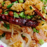 ยำแหนมข้าวทอด พงษ์เพชร