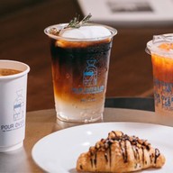 POLLY’S Coffee สีลม by POUR OVER LAB สีลม