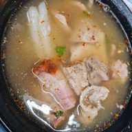 เมนูของร้าน ก๋วยจั๊บนายเล็ก(อ้วน) ตลาดสดธนบุรี