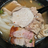 เมนูของร้าน ก๋วยจั๊บนายเล็ก(อ้วน) ตลาดสดธนบุรี