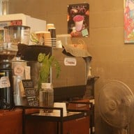 บรรยากาศ unclebrown coffee&art carft วัชรพล
