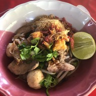 ก๋วยเตี๋ยวเรือศรีสามพราน byน้าปู สาขาสนามจันทร์ นครปฐมหลัง รร.รอเวอร์