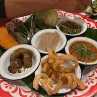 ไม่มีสาขา ร้านอาหารมีแค่สาขาเดียว(ตั้งอยู่บนเส้นบายพาส ทางไปสนามบินเท่านั้น) ลานนา ตะวันวา๒