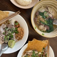 ฉินโภชนา ก๋วยเตี๋ยวหมูต้มยำ สูตรโบราณ โชคชัย 4