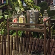 ไม่มีสาขา ร้านอาหารมีแค่สาขาเดียว(ตั้งอยู่บนเส้นบายพาส ทางไปสนามบินเท่านั้น) ลานนา ตะวันวา๒