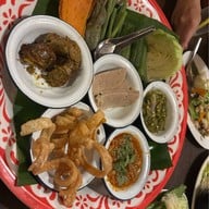 ไม่มีสาขา ร้านอาหารมีแค่สาขาเดียว(ตั้งอยู่บนเส้นบายพาส ทางไปสนามบินเท่านั้น) ลานนา ตะวันวา๒