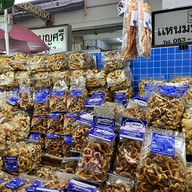 ดำรงค์ ไส้อั่ว หมูทอด น้ำพริกหนุ่ม กาดหลวง เชียงใหม่