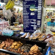 ดำรงค์ ไส้อั่ว หมูทอด น้ำพริกหนุ่ม กาดหลวง เชียงใหม่