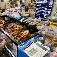 ดำรงค์ ไส้อั่ว หมูทอด น้ำพริกหนุ่ม กาดหลวง เชียงใหม่