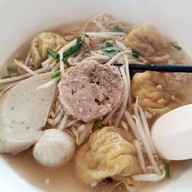 เมนูของร้าน ก๋วยเตี๋ยวเส้นปลา เกี๊ยวปลา เจ๊จิ๋ม
