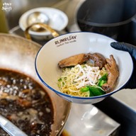 รุ่มรวยก๋วยเตี๋ยวไก่ หาดใหญ่วิลเลจ