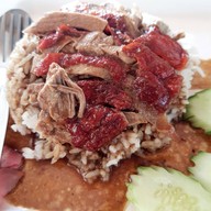 เมนูของร้าน ก๋วยเตี๋ยวเส้นปลา เกี๊ยวปลา เจ๊จิ๋ม