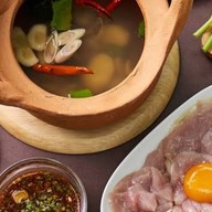 ลาบยโส นุช เหน่ง