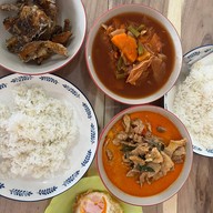 ข้าวราดแกง  อาหารตามสั่ง สามพี่น้องสันกำแพง