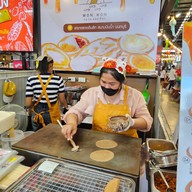 วนวน ขนมเบื้อง ตลาดต้นสัก