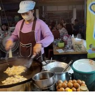 ผัดไทย-หอยทอดกระทิงแดง กลางซอย>ตรงข้ามร้านซักผ้าหยอดเหรียญ