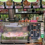 ยายวีอาหารตามสั่ง ตรงข้ามโรงเรียนวัดปทุมวนาราม