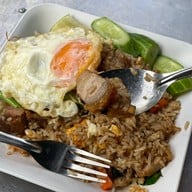 ยายวีอาหารตามสั่ง ตรงข้ามโรงเรียนวัดปทุมวนาราม