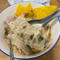 เกี๊ยวจัมโบ้ ก๋วยเตี๋ยวต้มยำไข่ตาหวาน ถ.บางกรวย-ไทรน้อย