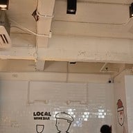 บรรยากาศ Local Wine Bar