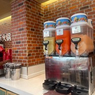 Lucky Suki (ลัคกี้ สุกี้) เดอะ พร้อม ดินแดง