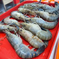 Lucky Suki (ลัคกี้ สุกี้) เดอะ พร้อม ดินแดง