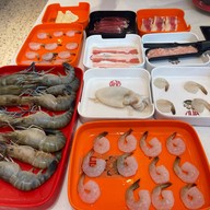 Lucky Suki (ลัคกี้ สุกี้) เดอะ พร้อม ดินแดง