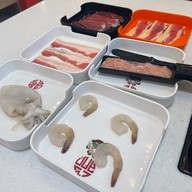 Lucky Suki (ลัคกี้ สุกี้) เดอะ พร้อม ดินแดง