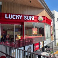 Lucky Suki (ลัคกี้ สุกี้) เดอะ พร้อม ดินแดง