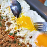 เตี๋ยวกะเพรา ลาดพร้าว-วังหิน
