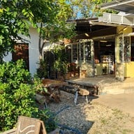 หน้าร้าน L R A W Coffee cafe & Roastery