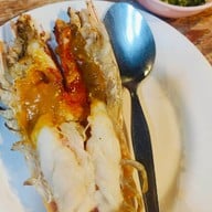 บ้านไม้ริมน้ำ
