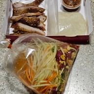 เมนูของร้าน เจ๊แดงสามย่าน ส้มตำ คอหมูย่าง สยาม