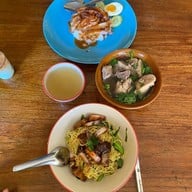ราชาบะหมี่ เกี๊ยวกุ้ง เย็นตาโฟ ปาย
